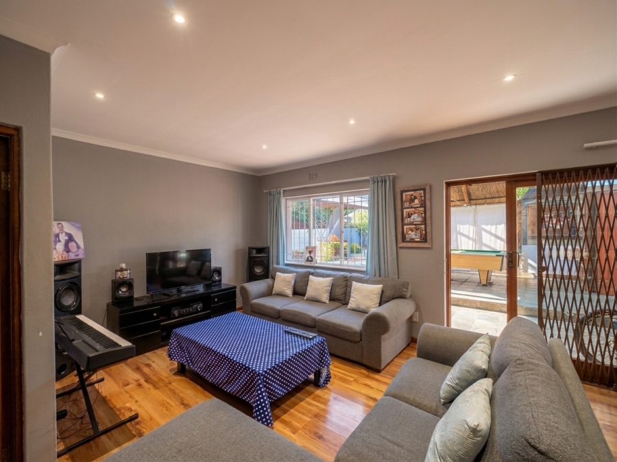 To Let 3 Bedroom Property for Rent in Bothasig Western Cape